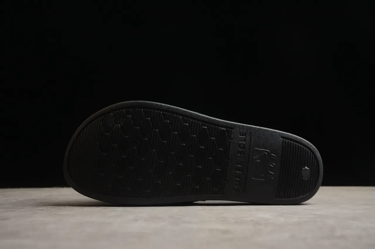 Chaussons noirs et dorés en matière synthétique avec logo 10