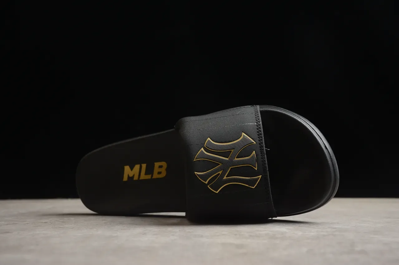 Chaussons noirs et dorés en matière synthétique avec logo 11