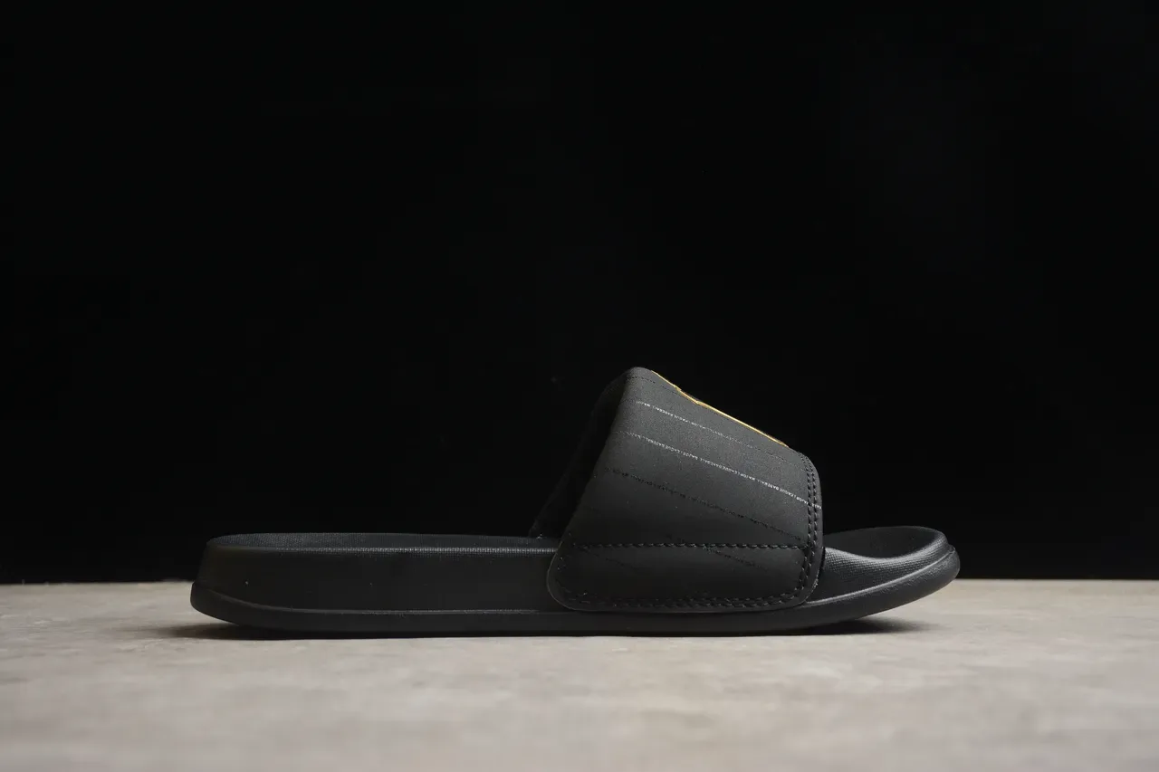 Chaussons noirs et dorés en matière synthétique avec logo 12