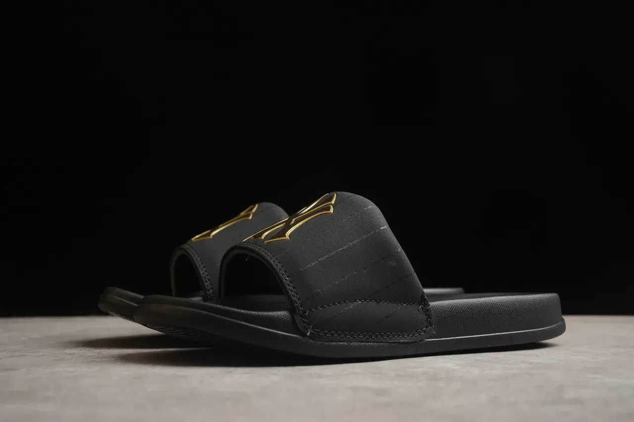 Chaussons noirs et dorés en matière synthétique avec logo 13