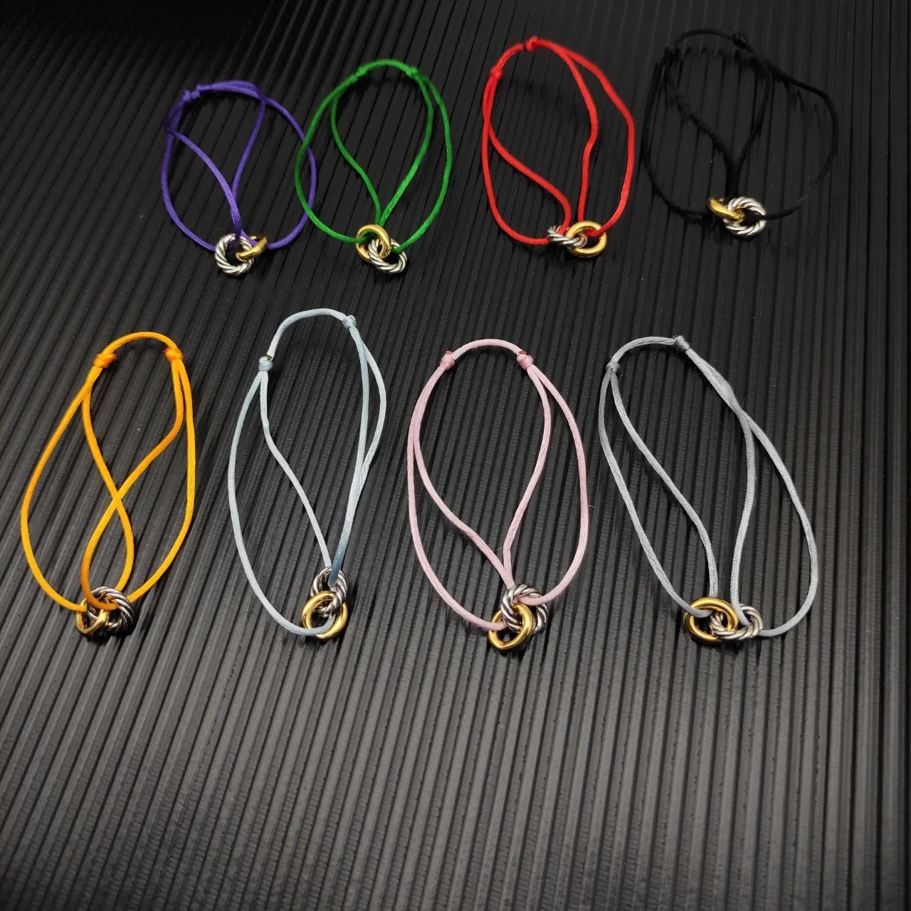 Pulseira de cordão fino preto e dourado com nó torcido bicolor 2