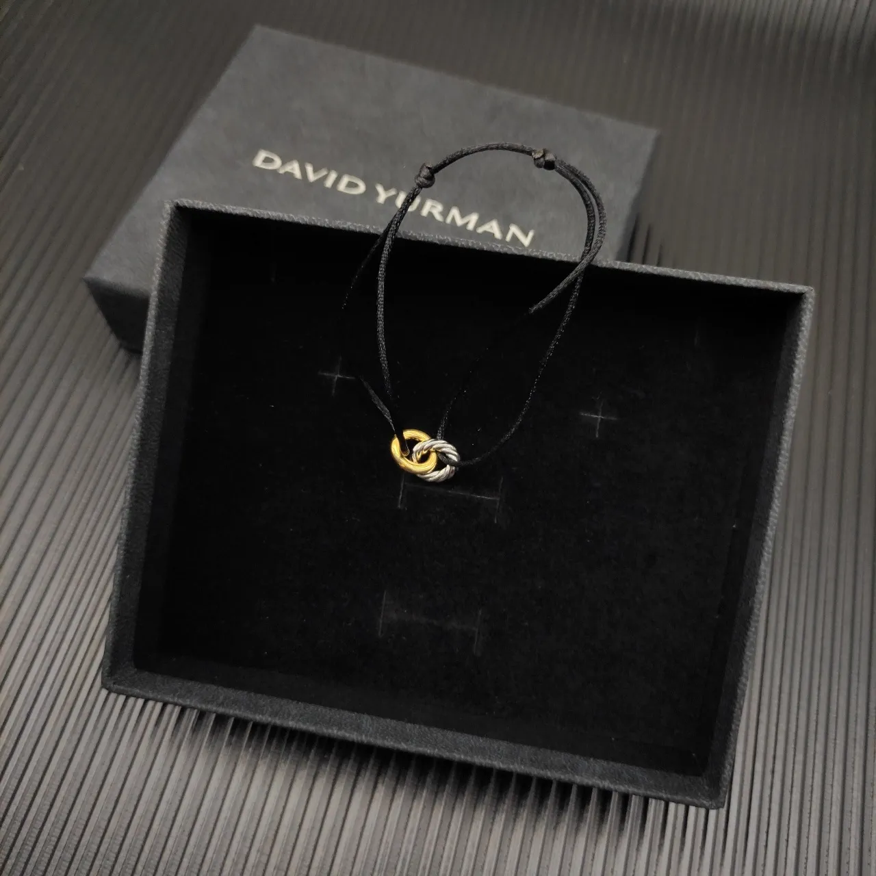 Pulseira de cordão fino preto e dourado com nó torcido bicolor 3