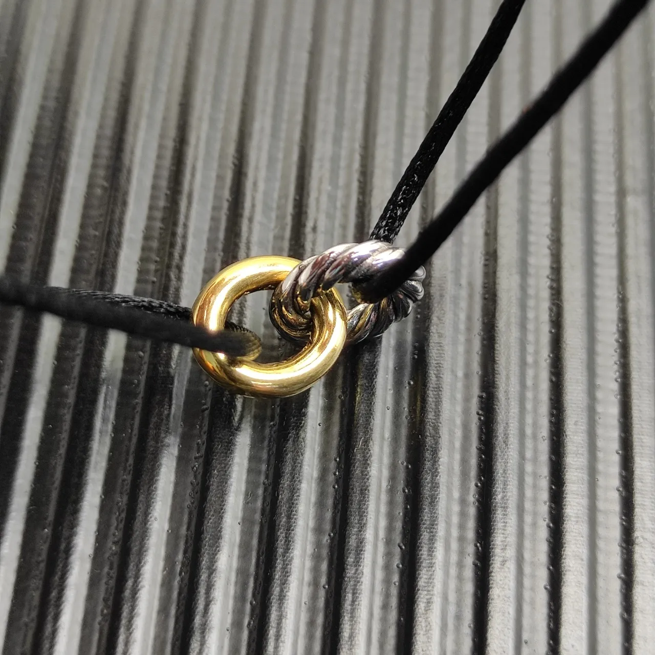 Pulseira de cordão fino preto e dourado com nó torcido bicolor 4