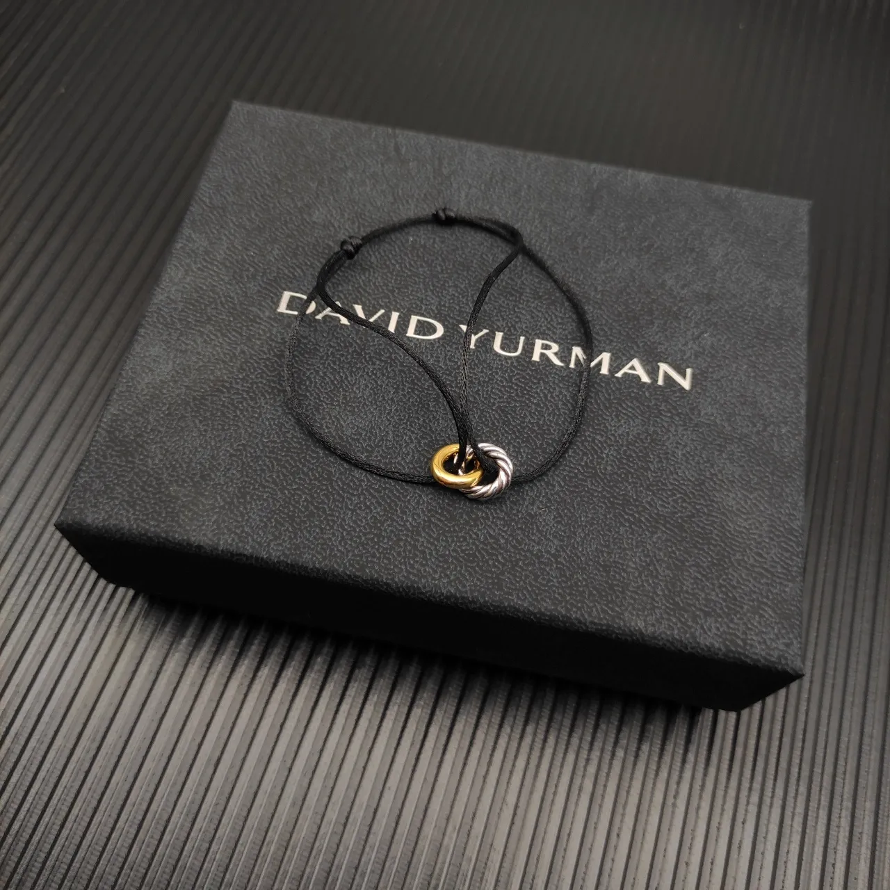 Pulseira de cordão fino preto e dourado com nó torcido bicolor 5