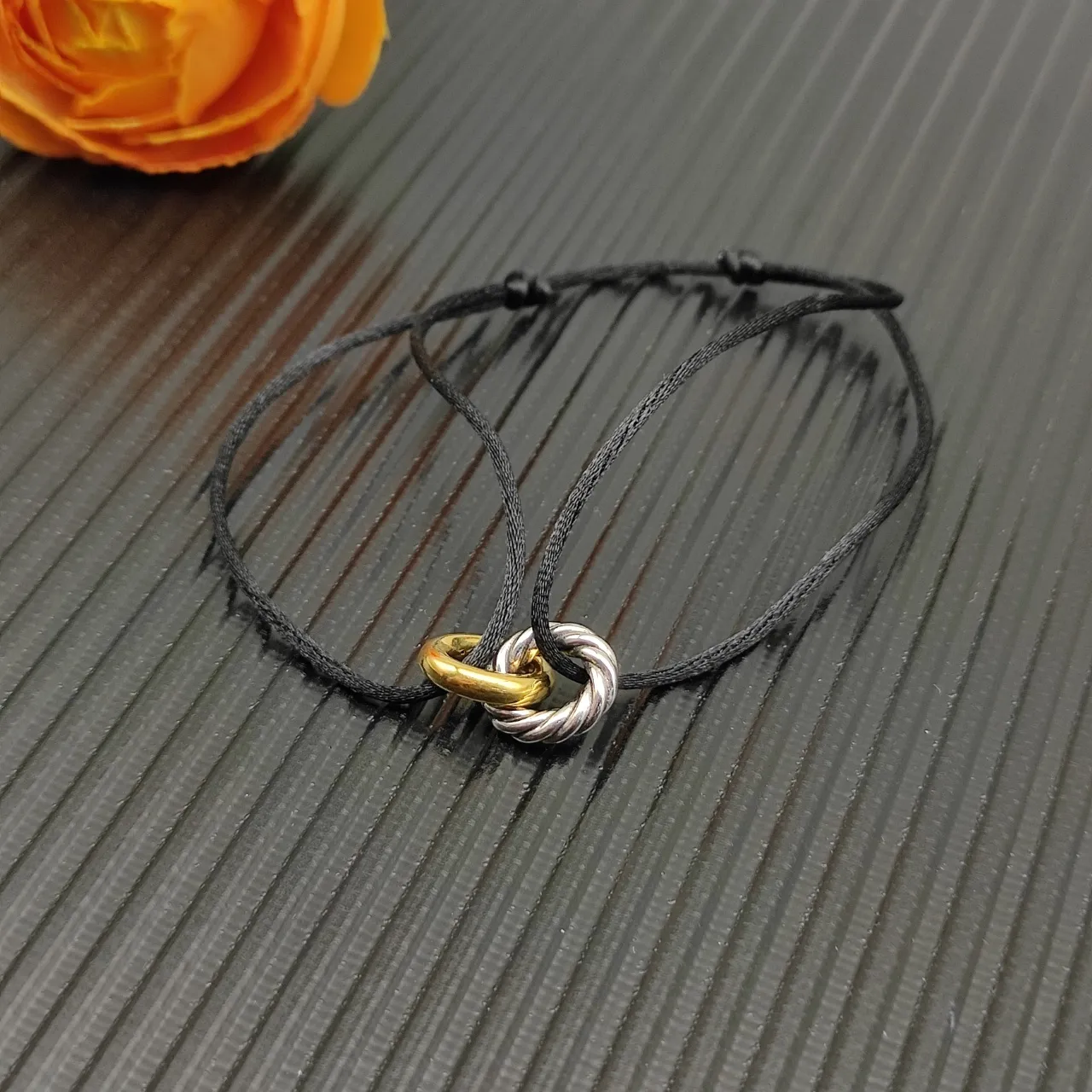 Pulseira de cordão fino preto e dourado com nó torcido bicolor 6