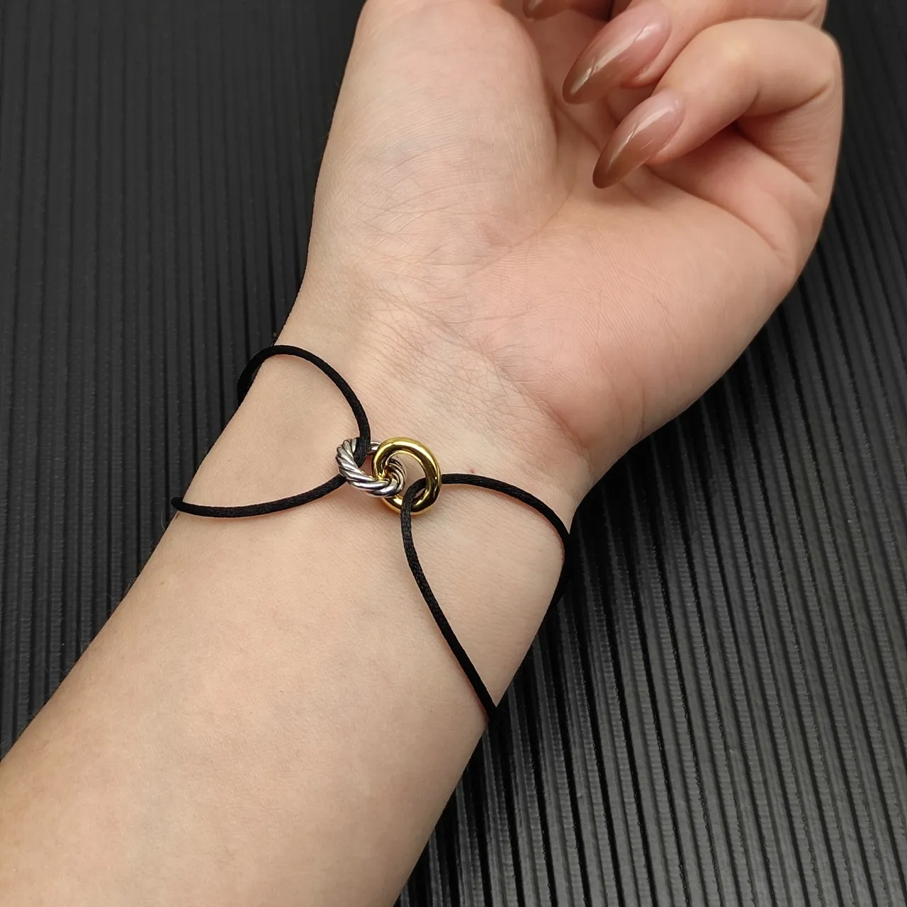 Pulseira de cordão fino preto e dourado com nó torcido bicolor 7