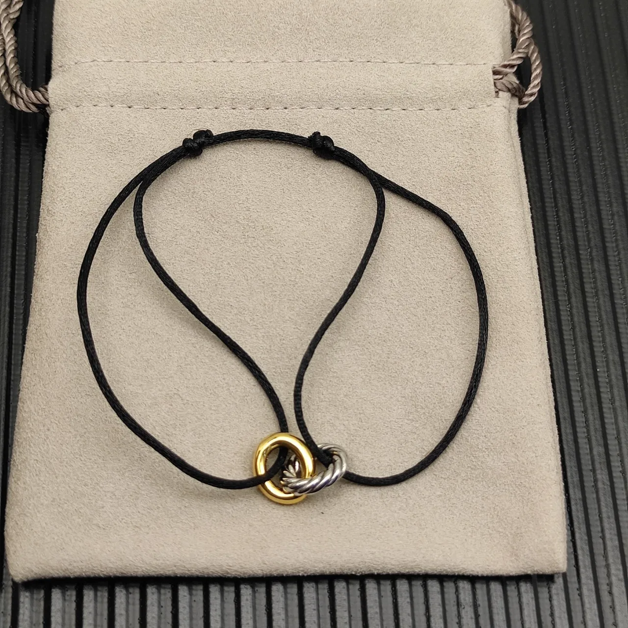 Pulseira de cordão fino preto e dourado com nó torcido bicolor 8