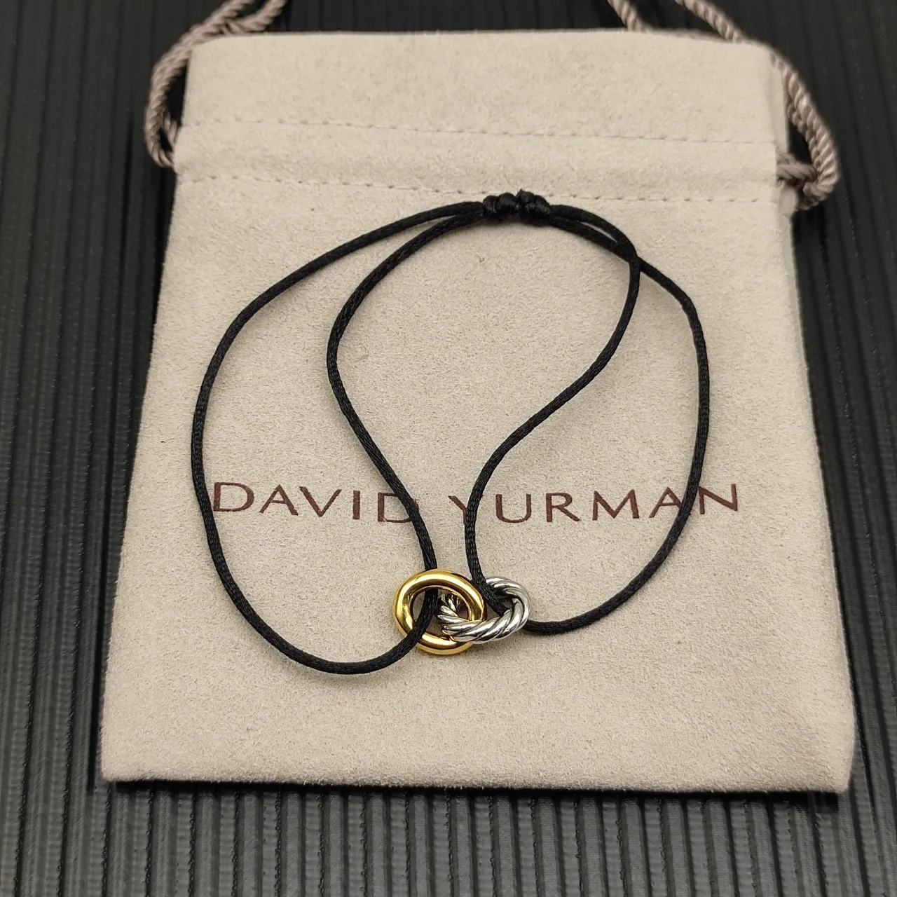 Pulseira de cordão fino preto e dourado com nó torcido bicolor 9
