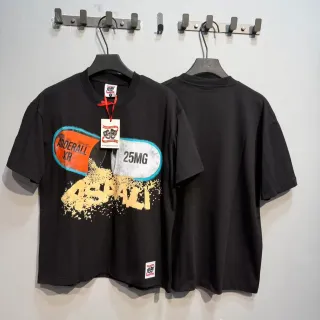 Camiseta negra oversize de cuello redondo con estampado gráfico