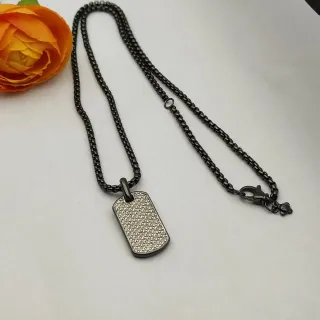 Collier Chaîne Curb Noire et Argentée avec Pendentif Dog-Tag