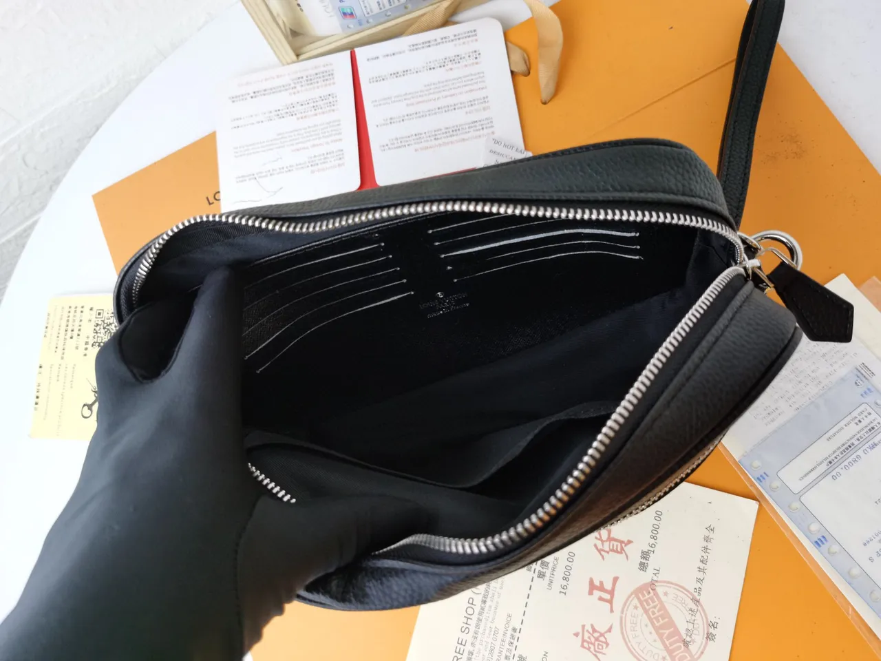 Bolsa cruzada de couro preto prateado texturizado com bolso frontal com zíper 2