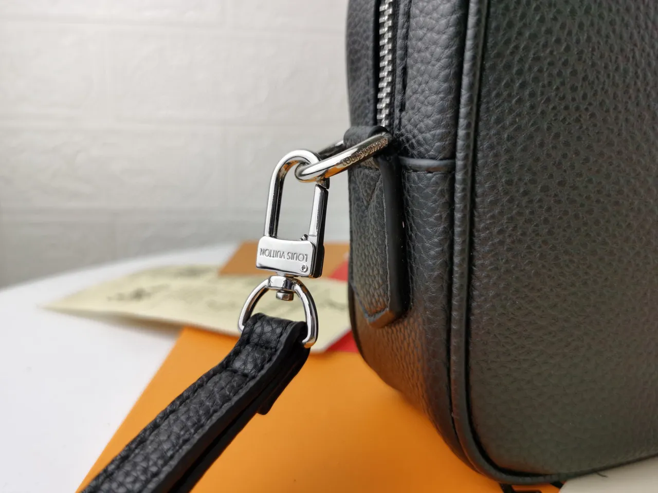 Bolsa cruzada de couro preto prateado texturizado com bolso frontal com zíper 3