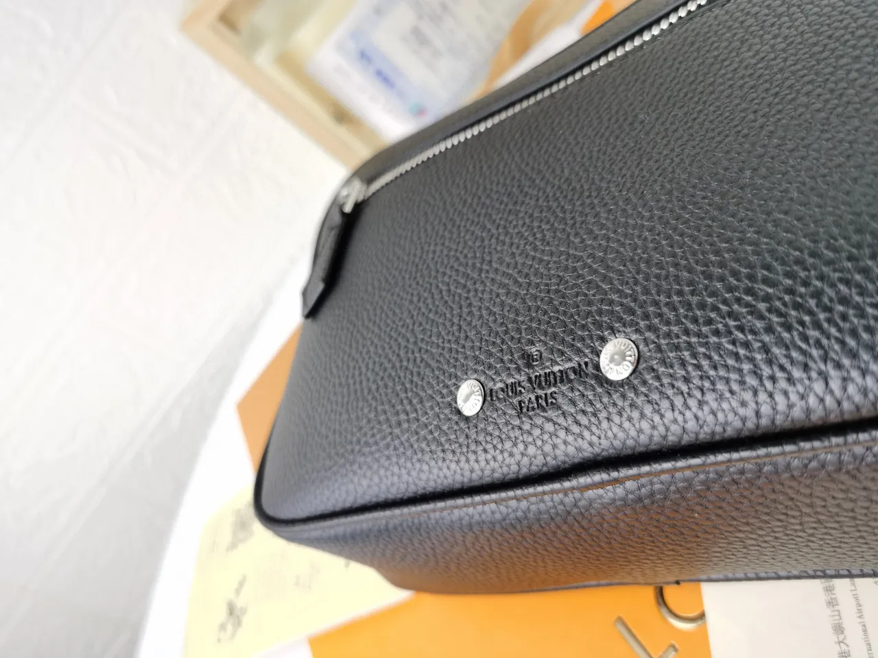 Bolsa cruzada de couro preto prateado texturizado com bolso frontal com zíper 4