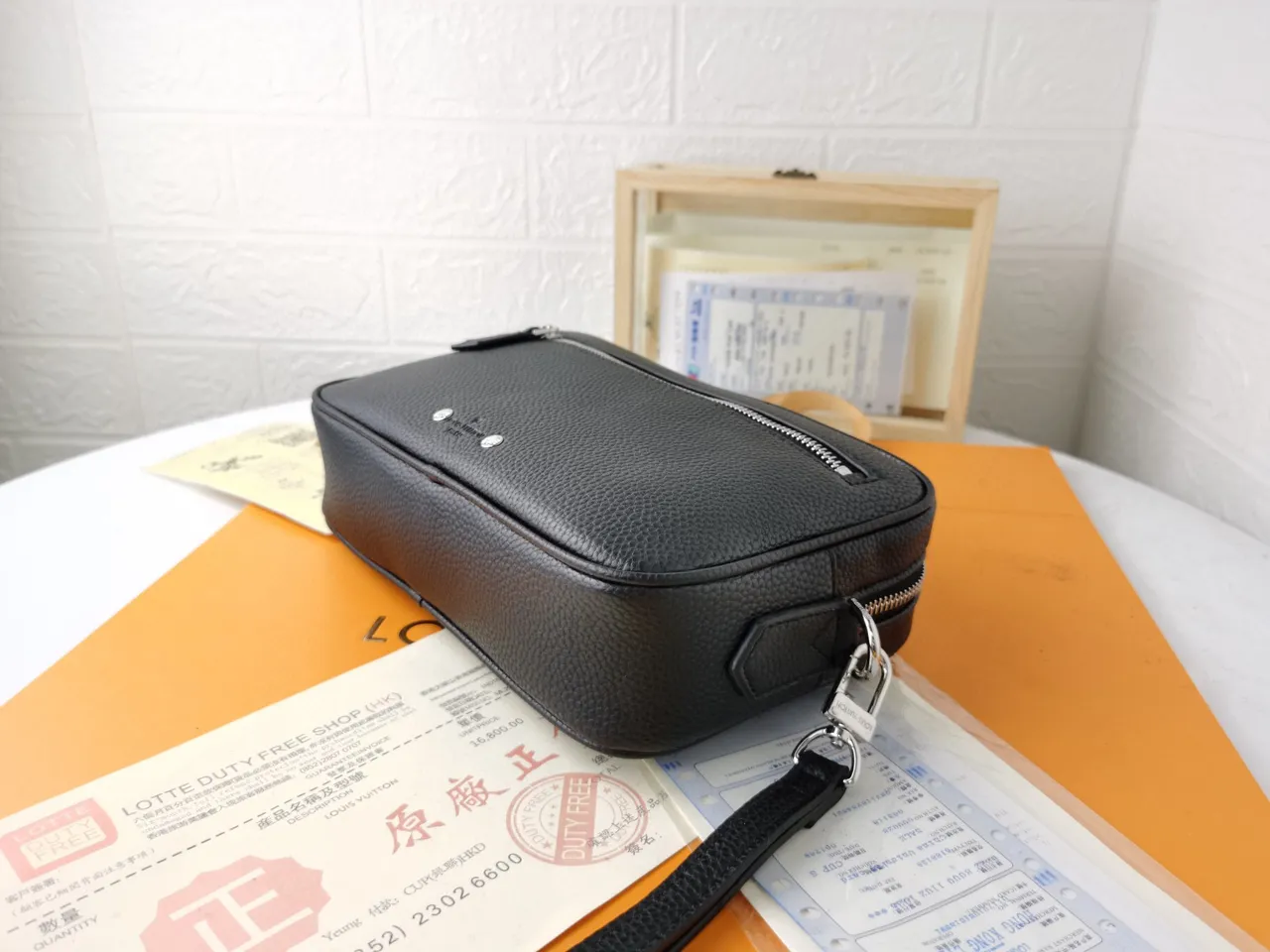 Bolsa cruzada de couro preto prateado texturizado com bolso frontal com zíper 5