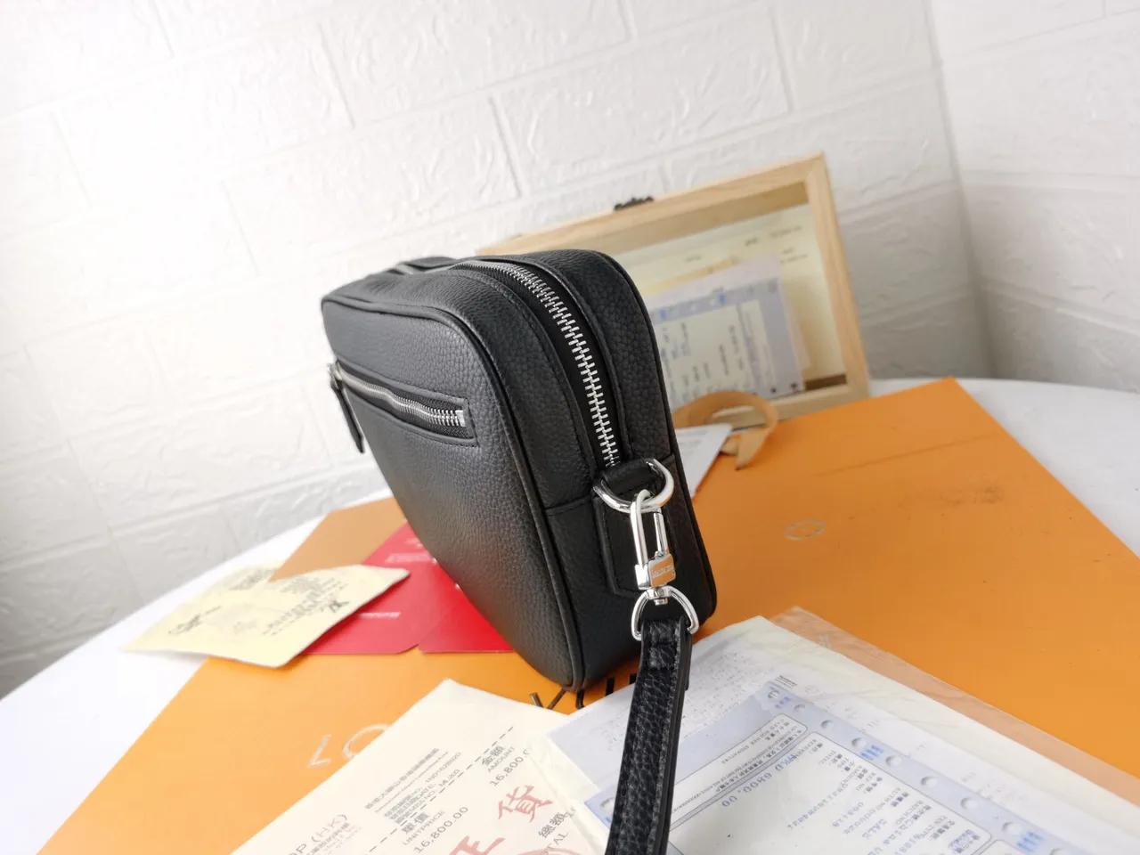 Bolsa cruzada de couro preto prateado texturizado com bolso frontal com zíper 6