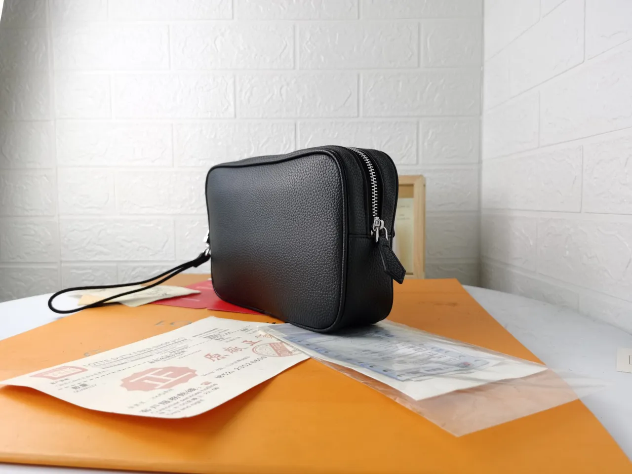 Bolsa cruzada de couro preto prateado texturizado com bolso frontal com zíper 7