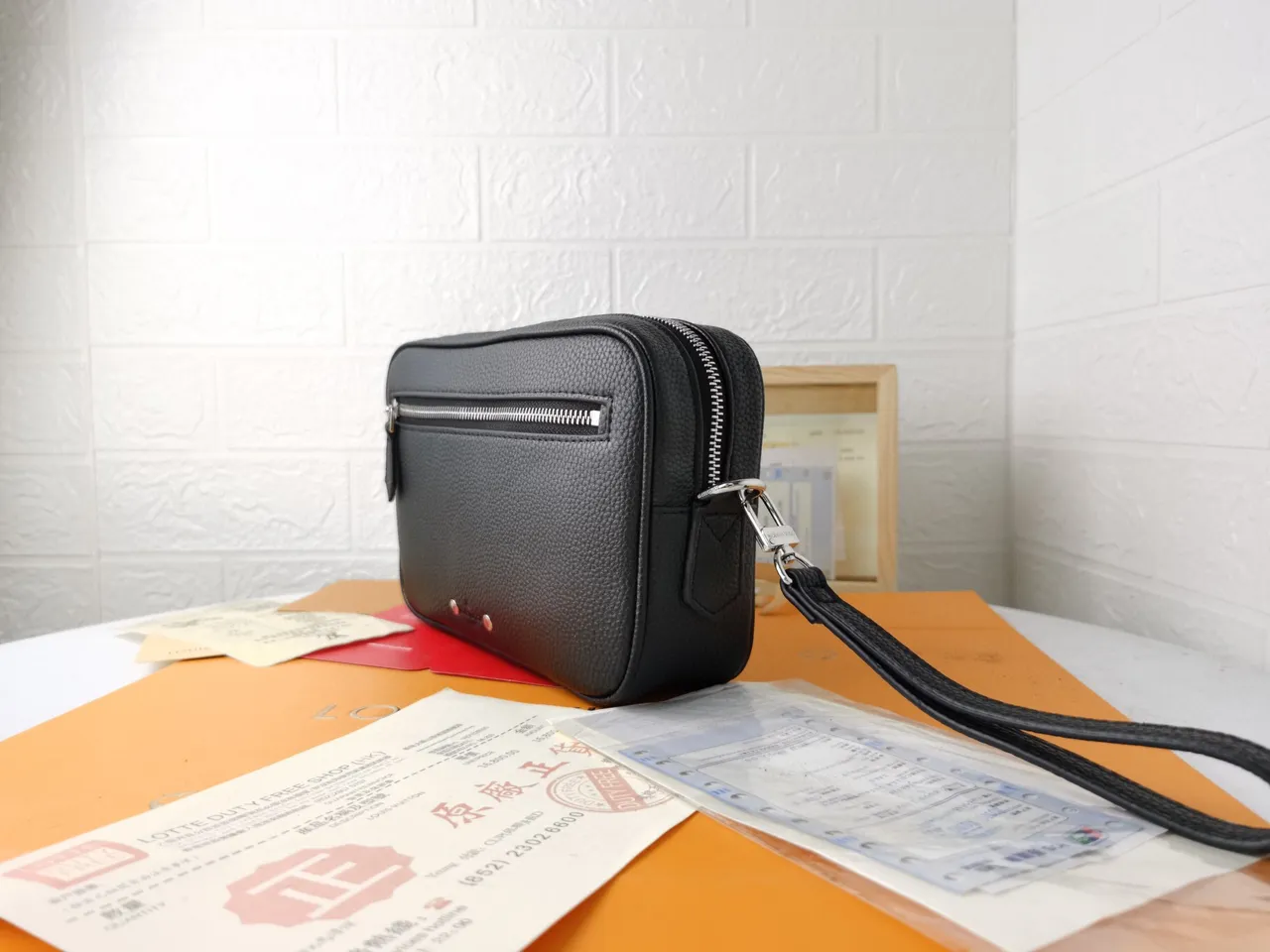 Bolsa cruzada de couro preto prateado texturizado com bolso frontal com zíper 8