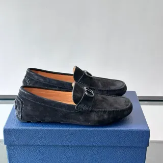 Mocasín negro de ante con correa de sella