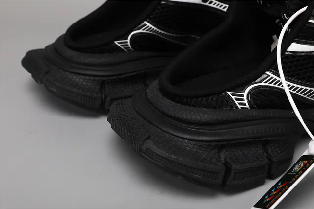 Sneakers noirs blancs à silhouette géométrique avec overlays géométriques chunky 2