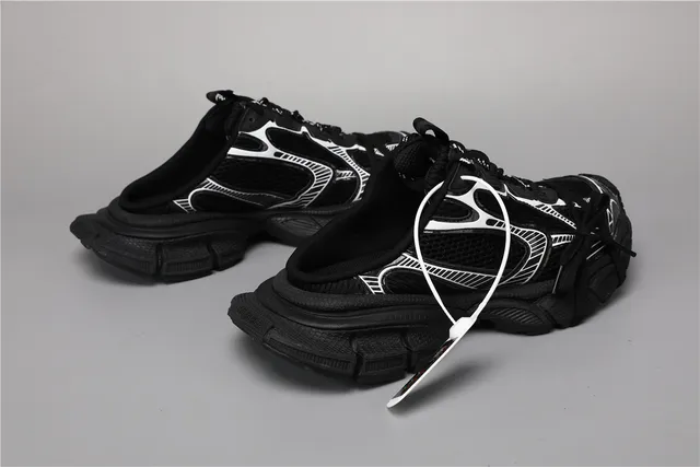 Sneakers noirs blancs à silhouette géométrique avec overlays géométriques chunky 3