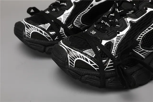 Sneakers noirs blancs à silhouette géométrique avec overlays géométriques chunky 4