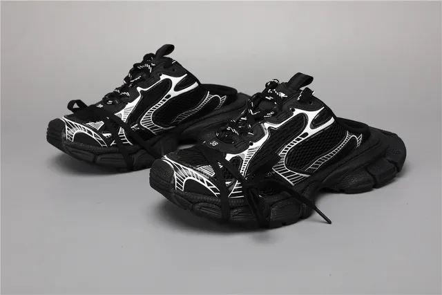 Sneakers noirs blancs à silhouette géométrique avec overlays géométriques chunky 5