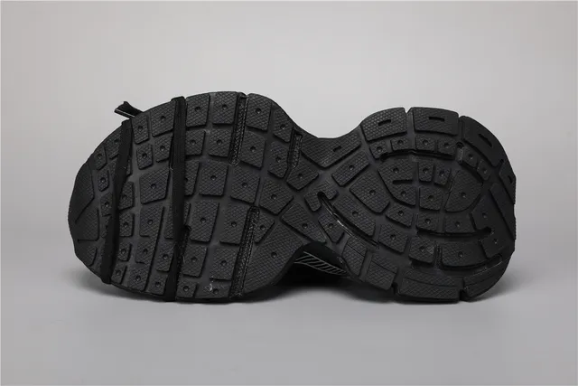 Sneakers noirs blancs à silhouette géométrique avec overlays géométriques chunky 6