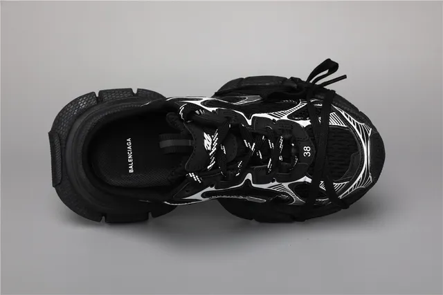 Sneakers noirs blancs à silhouette géométrique avec overlays géométriques chunky 7