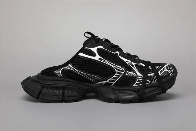 Sneakers noirs blancs à silhouette géométrique avec overlays géométriques chunky 8