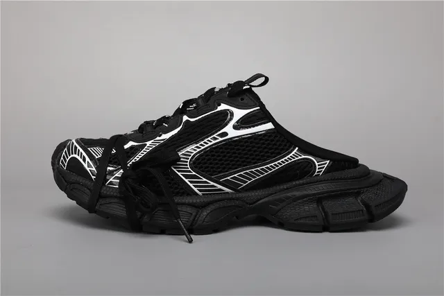 Sneakers noirs blancs à silhouette géométrique avec overlays géométriques chunky 9