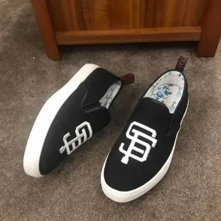 काली सफेद स्लिप-ऑन इम्ब्रॉइडेड लॉगो कैनवास जूते
