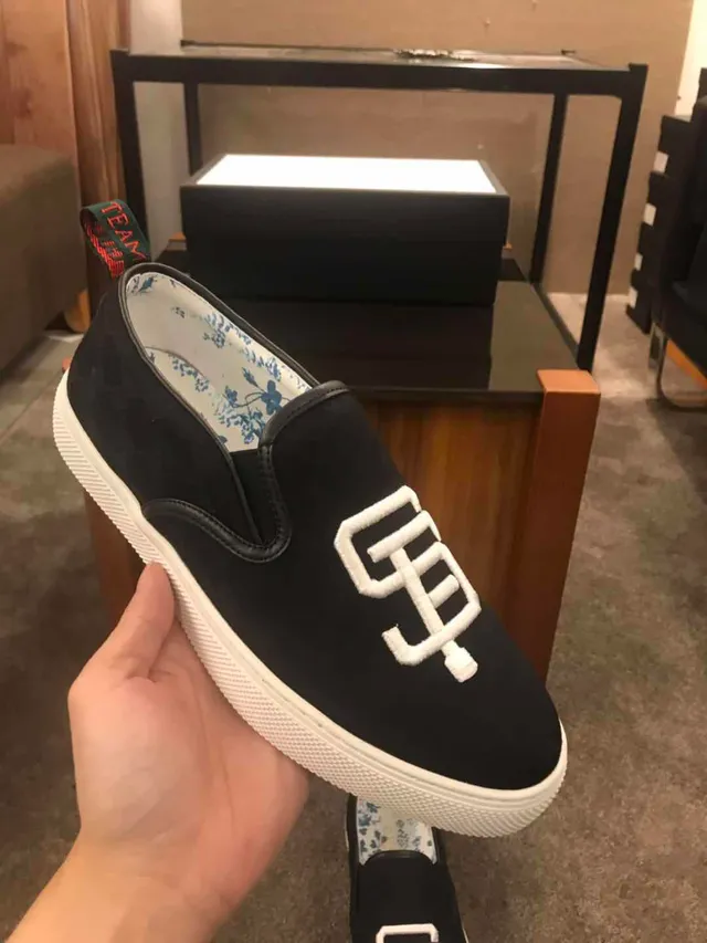 Chaussures en toile noires et blanches slip-on avec logo brodé 4