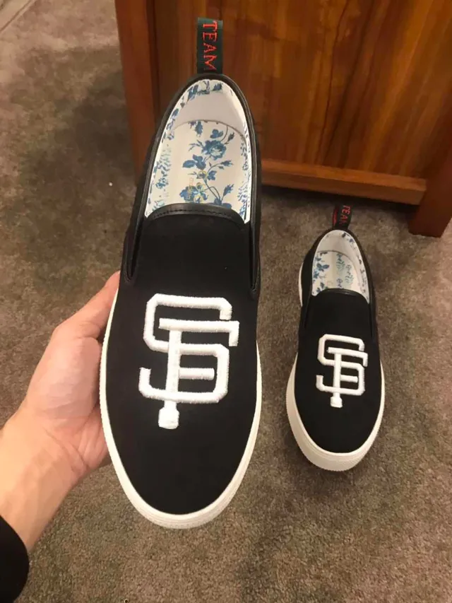 Chaussures en toile noires et blanches slip-on avec logo brodé 5