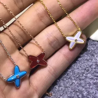 Collier pendentif étoile en or bleu émaillé avec pierre pavée centrale