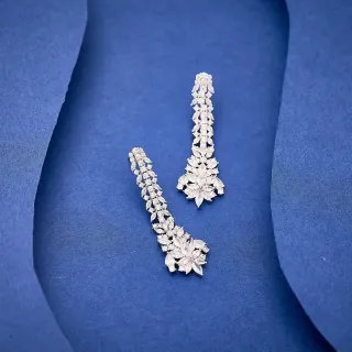 Brincos de pedras pavé-set com motivo floral azul e prata