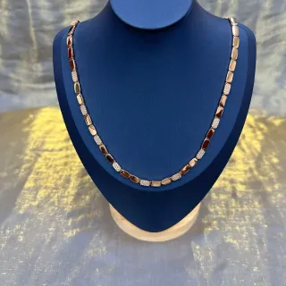 Colar com corrente retangular de elos em dourado marrom com segmentos alternados de pedras e pavé