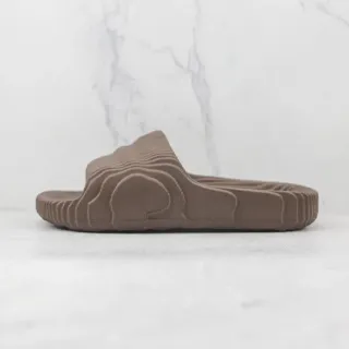 Zapatillas marrones de construcción monolítica moldeada con plantilla contorneada con patrón ondulado