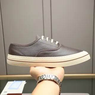 Sapato casual marrom de couro granulado com cadarço