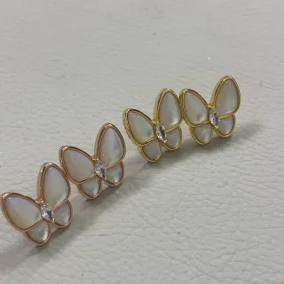 Brincos em forma de borboleta de madrepérola e tom dourado