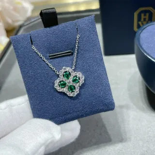 Collier pendentif en forme de trèfle avec gemmes vertes et transparentes