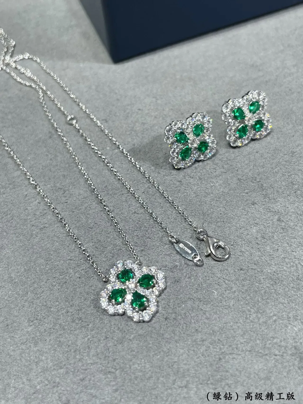 Collier pendentif en forme de trèfle avec gemmes vertes et transparentes 3