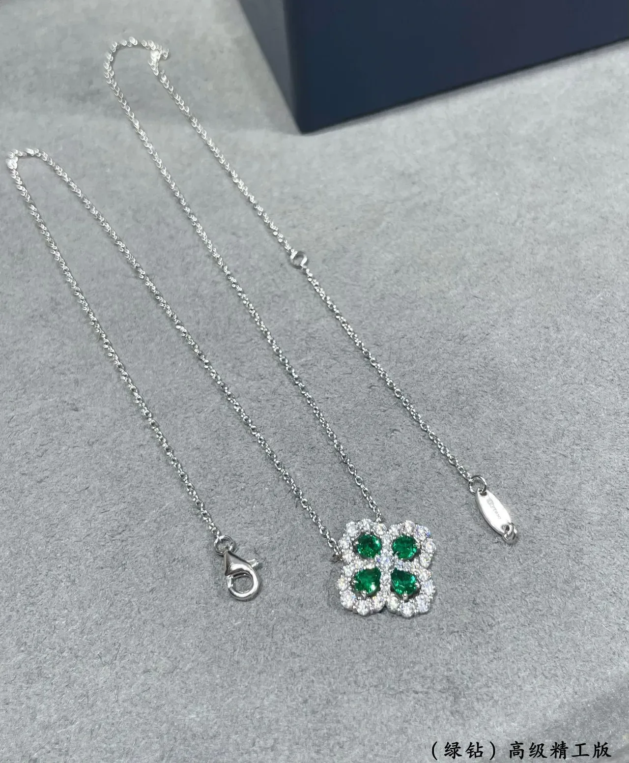 Collier pendentif en forme de trèfle avec gemmes vertes et transparentes 4