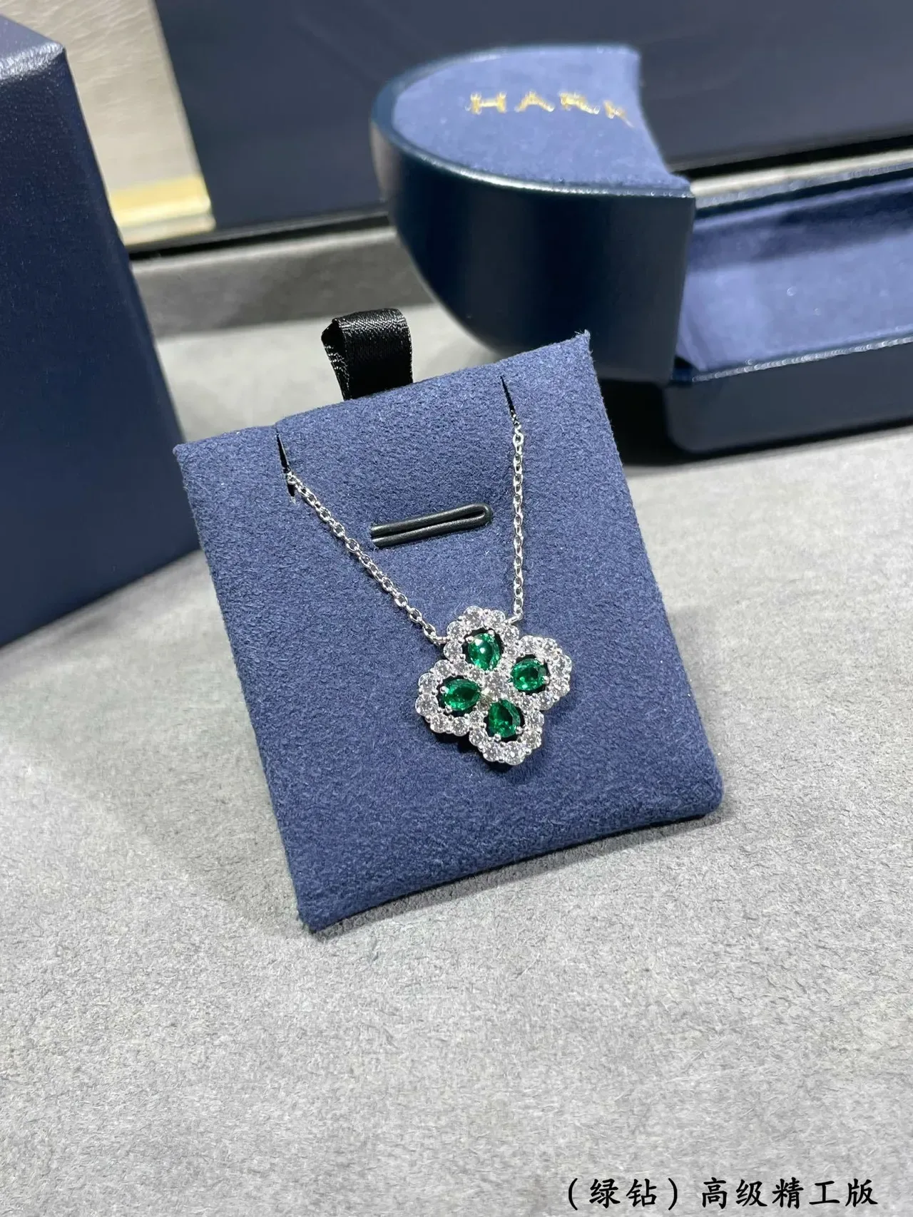 Collier pendentif en forme de trèfle avec gemmes vertes et transparentes 7