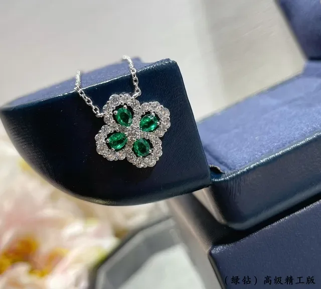 Collier pendentif en forme de trèfle avec gemmes vertes et transparentes 8