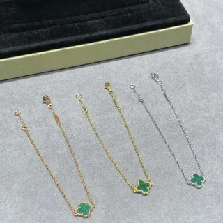 سوار سلسلة رفيعة مع إطار مرصع بالخرز الأخضر على شكل ثلاثي الأوراق