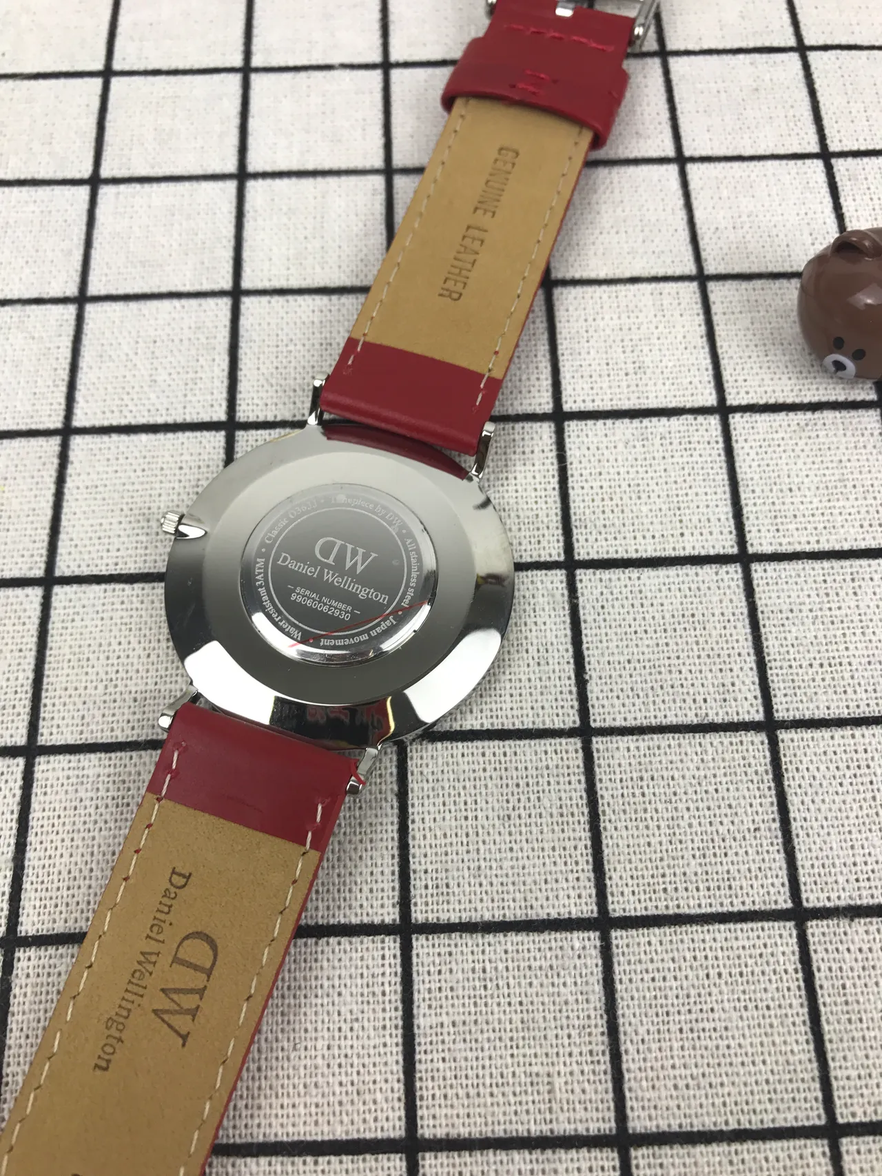 Daniel Wellington क्लासिक पेटिट लाल चमड़ी की पट्टी क्वार्ट्ज घड़ी 3
