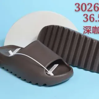 深咖啡棕色模制拖鞋