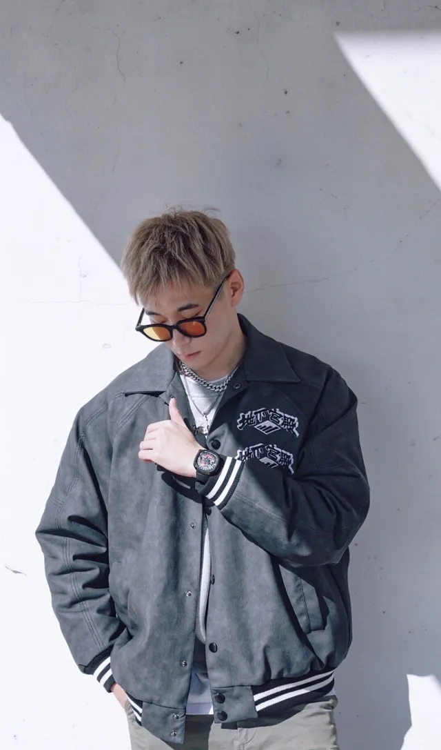 Hoodie oversized gris distressed avec graphique de requin 2