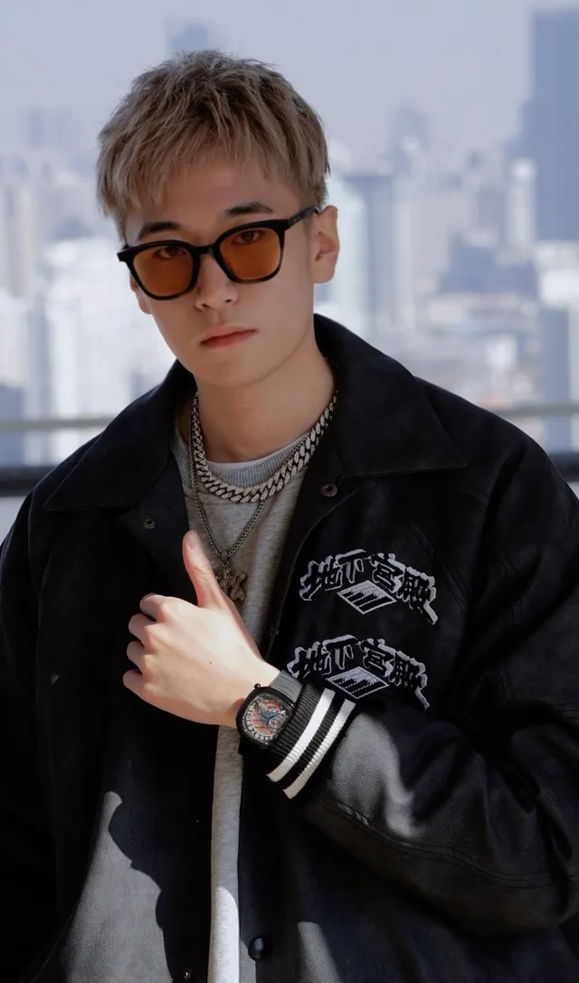 Hoodie oversized gris distressed avec graphique de requin 3