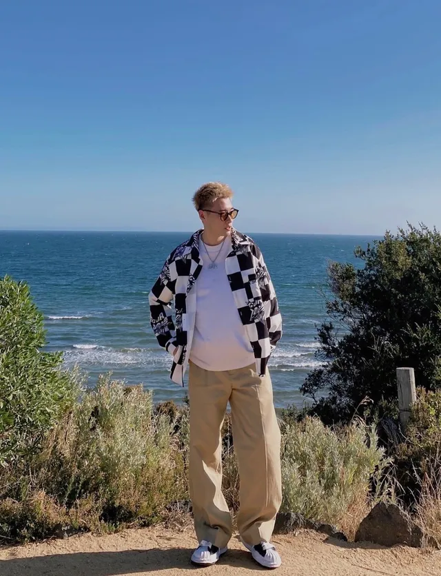 Hoodie oversized gris distressed avec graphique de requin 7